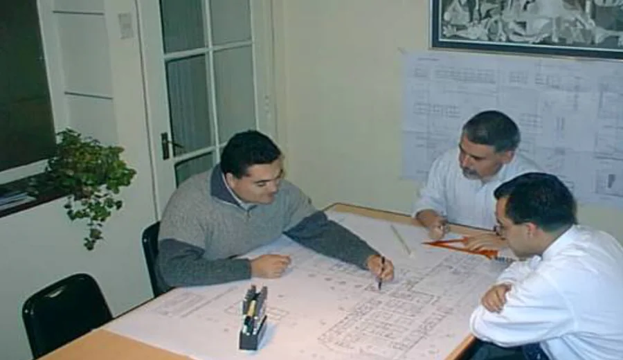 Equipo de R&G revisando planos