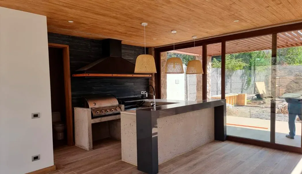 Quincho interior con piscina
